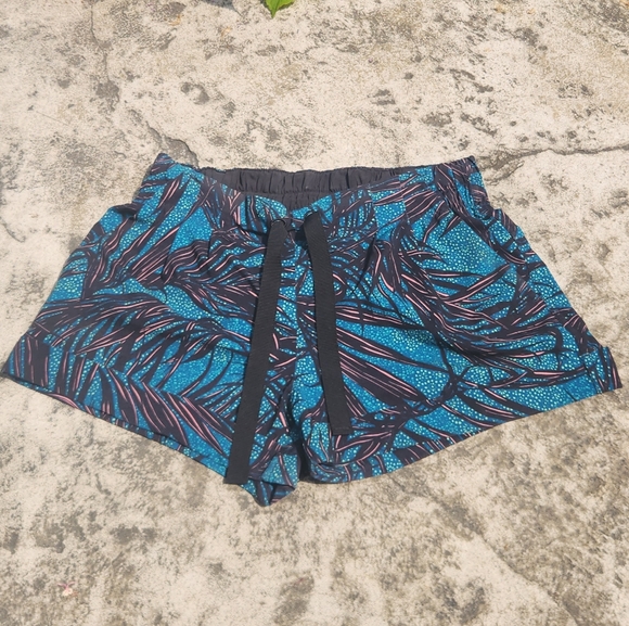 LULULEMON Spring Break Away Short II Palm Lace Tofino Teal Multi Size 6 - Picture 1 of 4